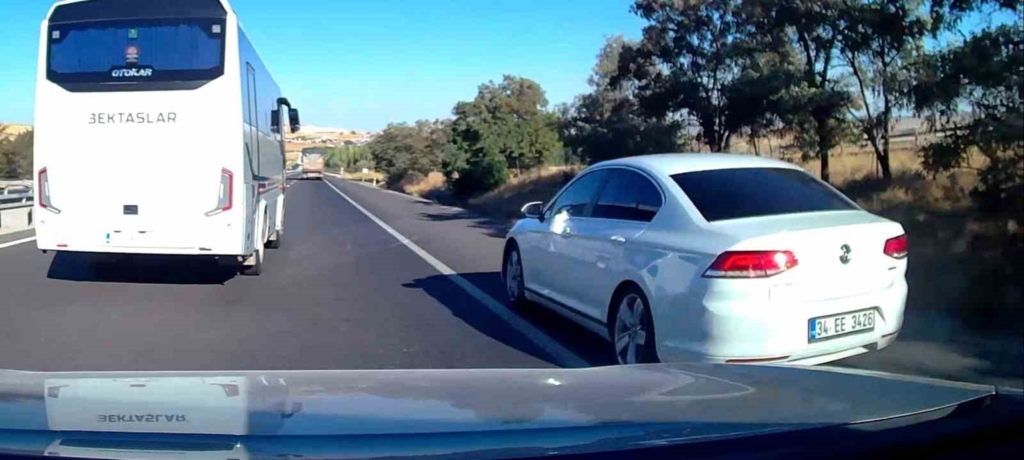 Güvenlik şeridini ihlal edip makas atan otomobil trafiği tehlikeye düşürdü