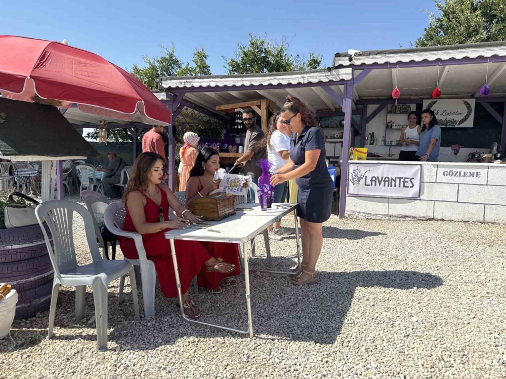 "Makasını getir, çiçeğini götür" etkinliğiyle lavanta tarlasında ziyaretçi akını