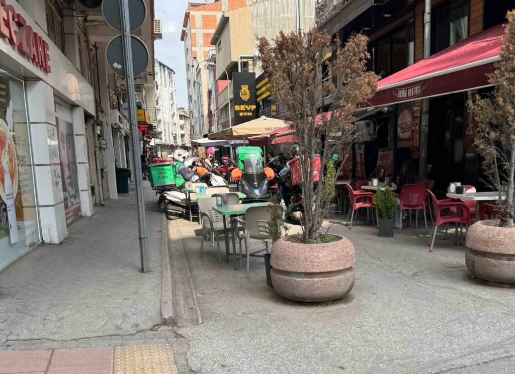 Trafiğe kapalı motosikler parkına açık sokak