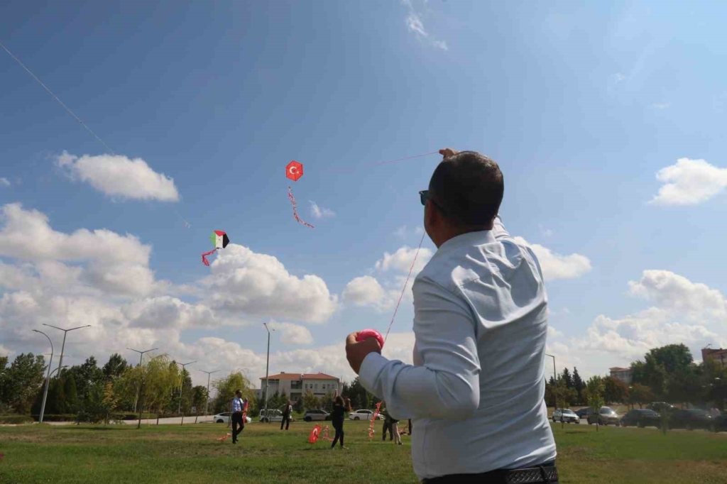 Gazze’deki çocuklar için gökyüzüne uçurtma bıraktılar