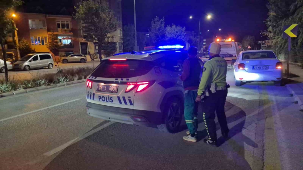 Polis ekiplerince durdurulan sürücü otomobilini terk edip kaçtı