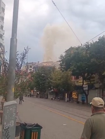 Eskişehir’de giyim mağazası çatısındaki yangın söndürüldü
