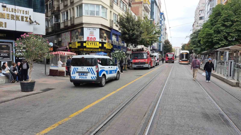 Eskişehir’de giyim mağazasının çatısında yangın çıktı