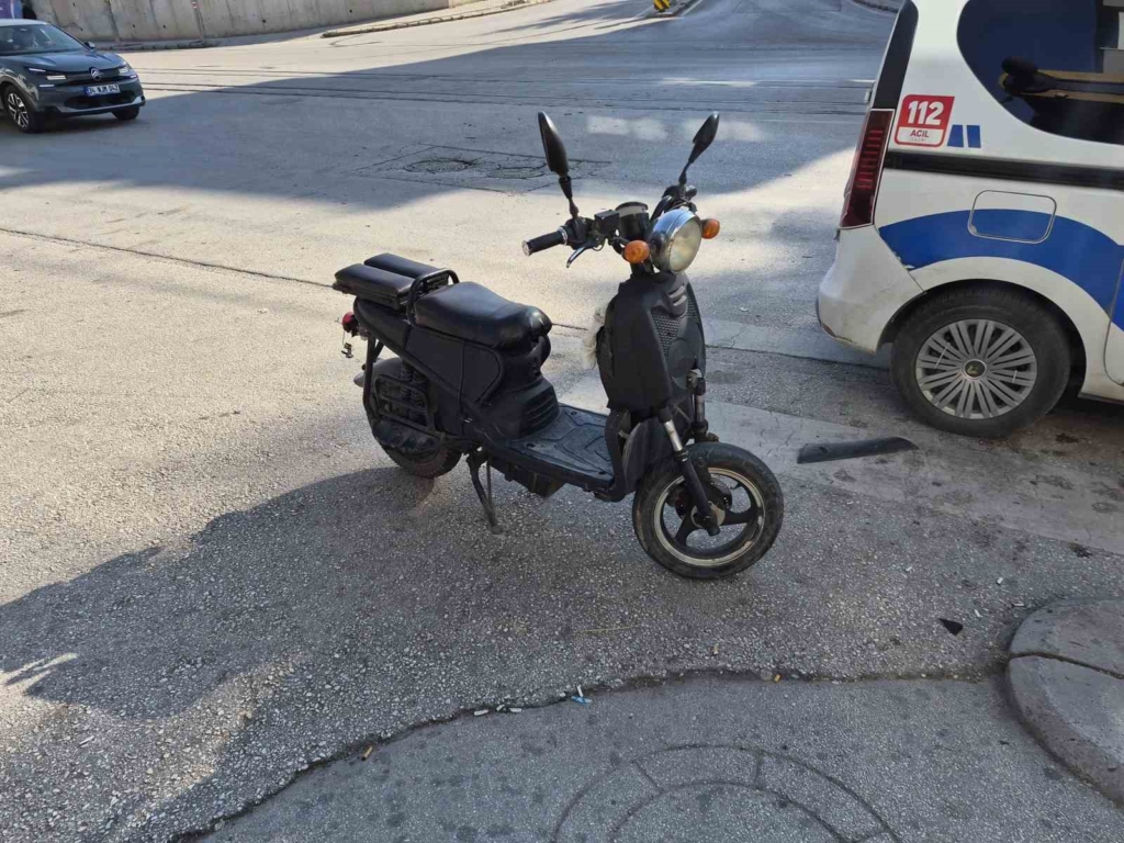 Elektrikli bisiklet ile çarpışan otomobil olay yerinden kaçtı
