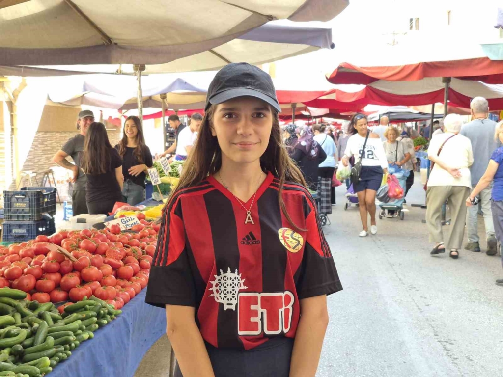 Eskişehir’de 14 yaşındaki Azra, yaz tatilini pazarcılık yaparak değerlendiriyor