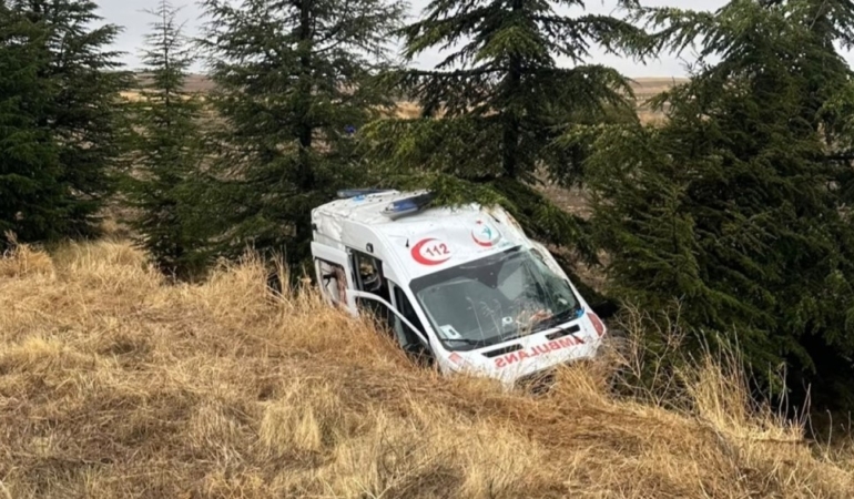 Eskişehir’de Hasta Nakleden Ambulans Kazasında 3 Kişi Yaralandı