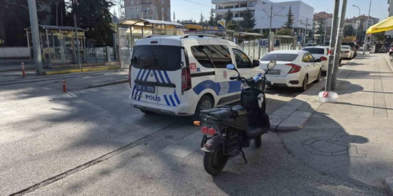 Elektrikli bisiklet sürücüsü yaralandı, otomobil kaçtı
