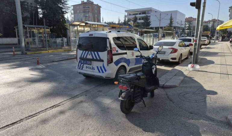 Elektrikli bisiklet sürücüsü yaralandı, otomobil kaçtı