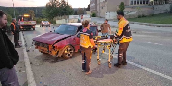 Eskişehir’de otomobil aydınlatma direğine çarptı: Sürücü yaralı