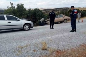 Sivrihisar’da otomobiller kafa kafaya çarpıştı: 1’i ağır 2 yaralı