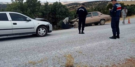Sivrihisar’da iki otomobil çarpıştı: 1’i ağır 2 yaralı