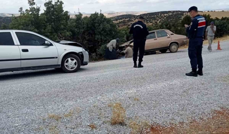 Sivrihisar’da iki otomobil çarpıştı: 1’i ağır 2 yaralı