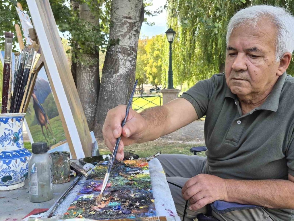 Sadece sergileri gezip resimleri inceleyerek ressam oldu