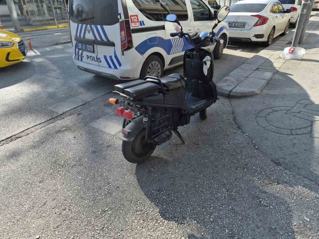Elektrikli bisiklet ile çarpışan otomobil olay yerinden kaçtı