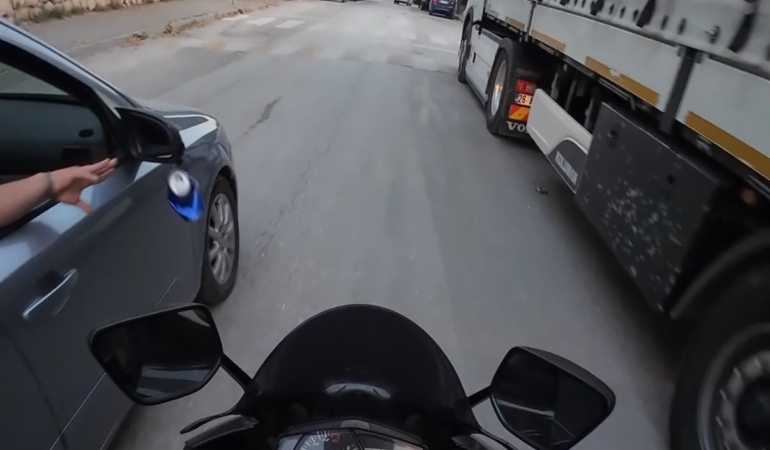 Yola çöp atan sürücüye motosikletliden dikkat çeken tepki
