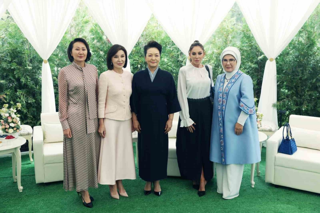 Emine Erdoğan, Kırgızistan’da lider eşleriyle bir araya geldi