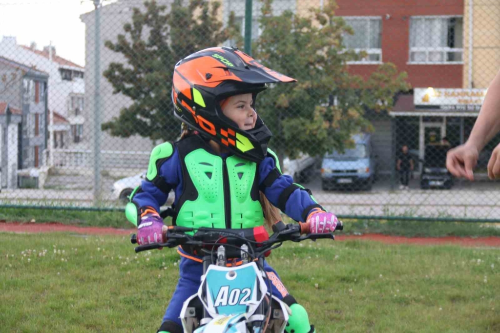 Minik İkra motosiklet ile tepeleri aşıyor, Zayn ile yarışmak istiyor