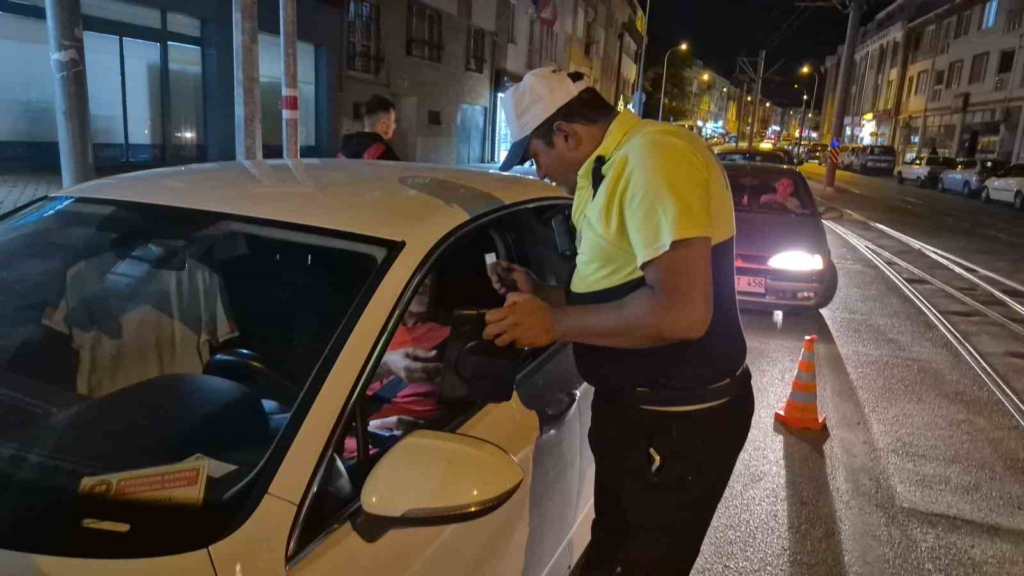 Eskişehir’de 25 polis ekibinin katılımı ile asayiş ve trafik uygulaması