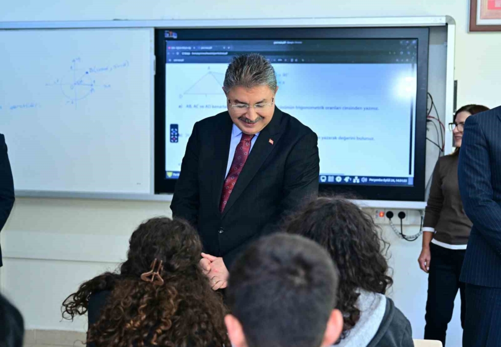 Vali Dr. Erdinç Yılmaz lise öğrencileriyle bir araya geldi