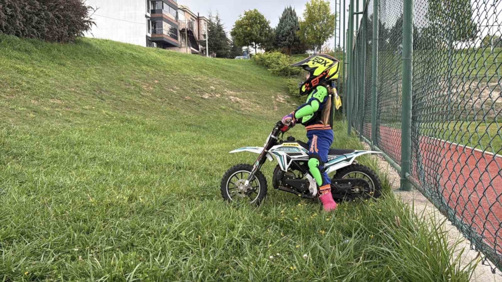 Minik İkra motosiklet ile tepeleri aşıyor, Zayn ile yarışmak istiyor