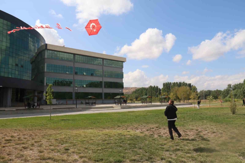 Gazze’deki çocuklar için gökyüzüne uçurtma bıraktılar