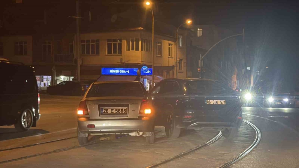 Eskişehir’de iki otomobil çarpıştı: 2 yaralı