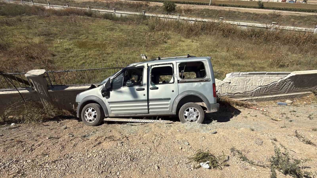 Eskişehir’de virajı alamayan araç refüje devrildi: 1’i ağır 3 yaralı
