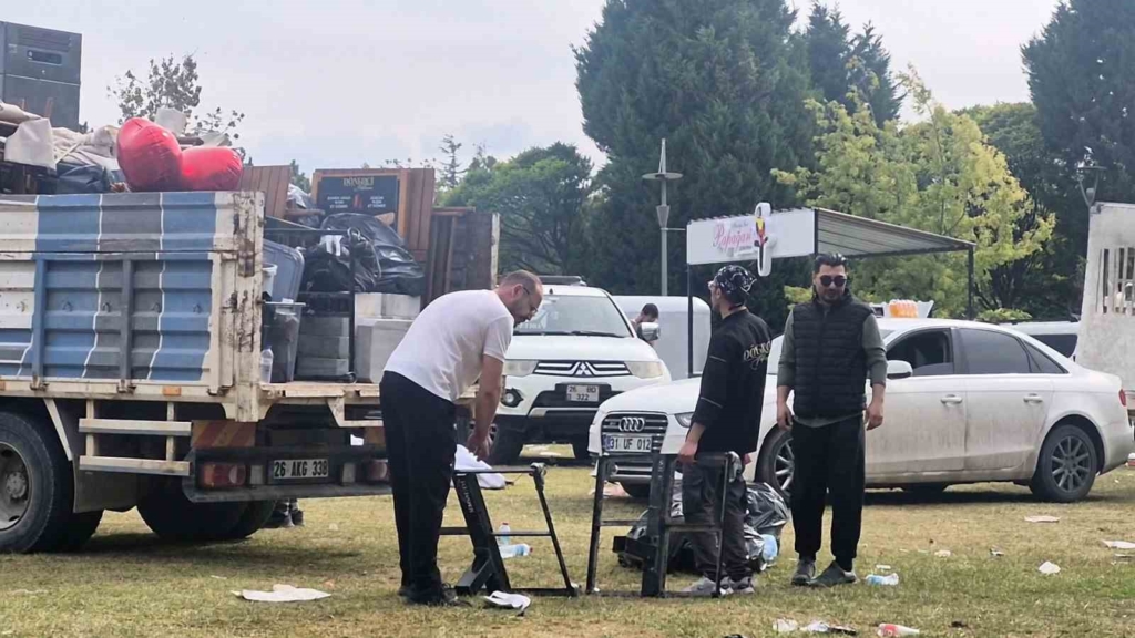 Ceza ve İrem Derici konserlerini iptal etti, esnafın şikâyetçi olduğu sorumlu karakola götürüldü