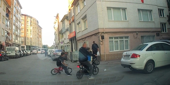 Eskişehir’de bisikletli çocuk otomobille çarpışmaktan kurtuldu