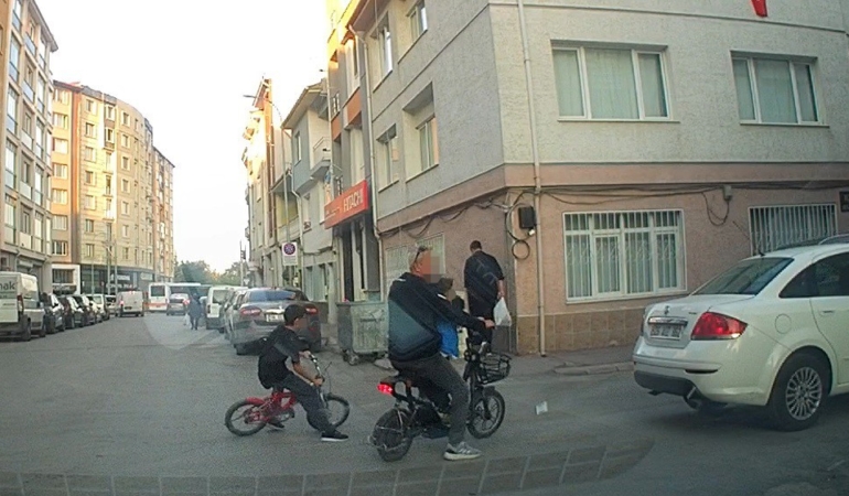 Eskişehir’de bisikletli çocuk otomobille çarpışmaktan kurtuldu