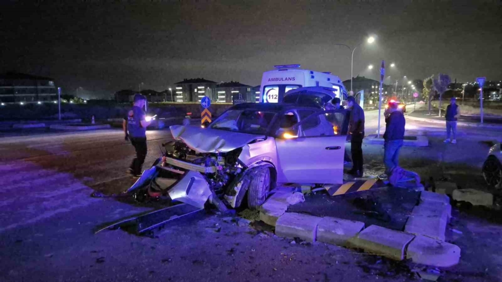 Kavşakta çarpışan 2 araç adeta hurdaya döndü: 3 yaralı