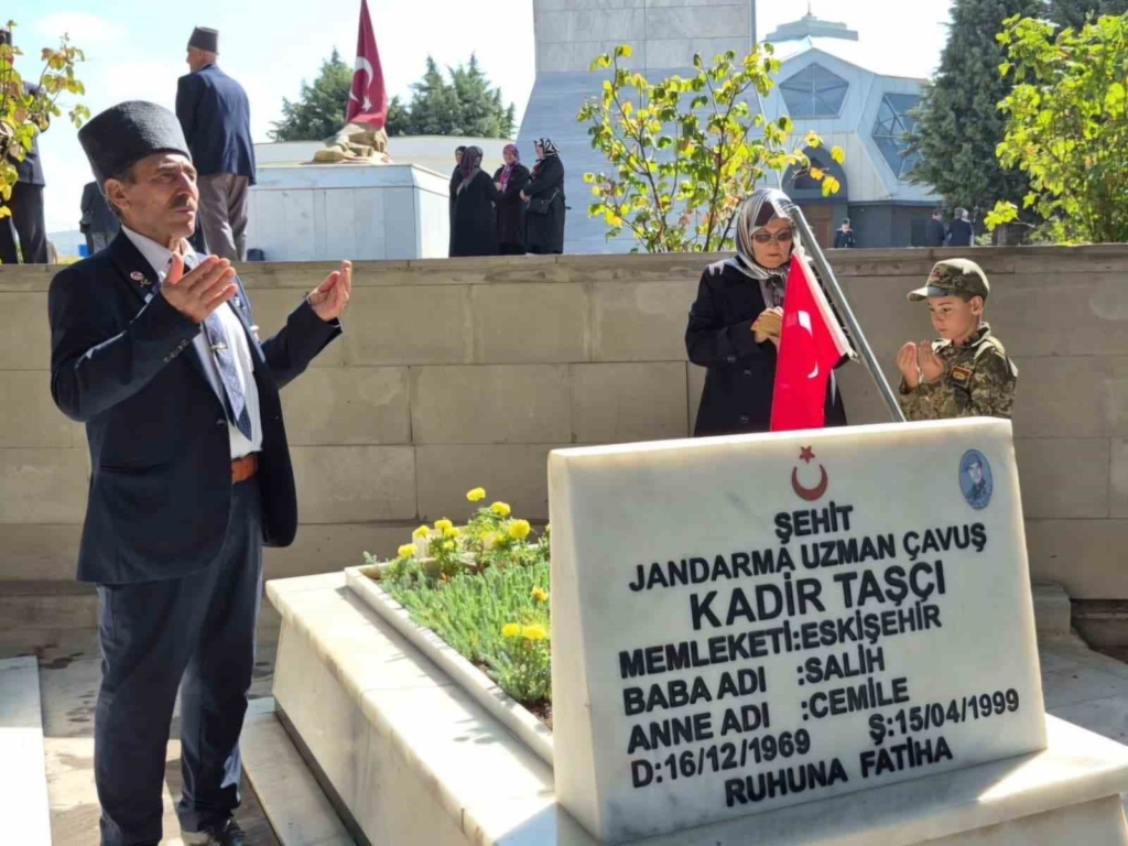 Eskişehir’de gaziler ve şehit yakınlarından şehitlik ziyareti