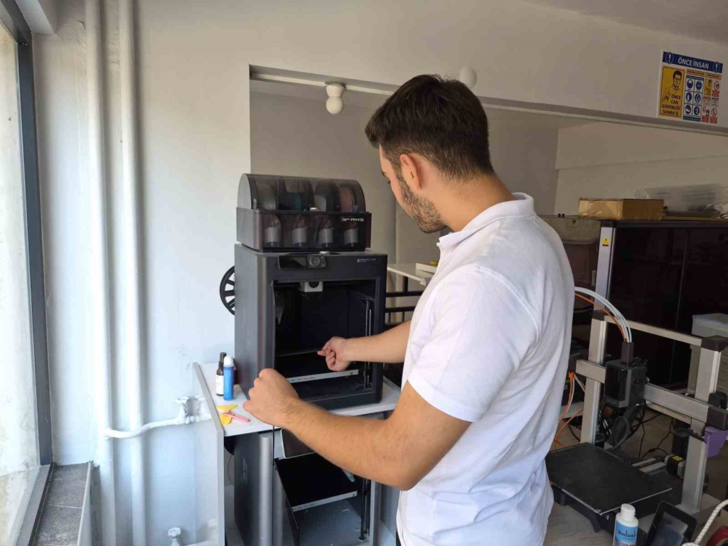 Üç boyutlu yazıcı ile üretilen hediyelik eşyalar ilgi çekiyor