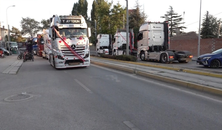 Eskişehir’de damada 7 tırlık düğün konvoyu sürprizi
