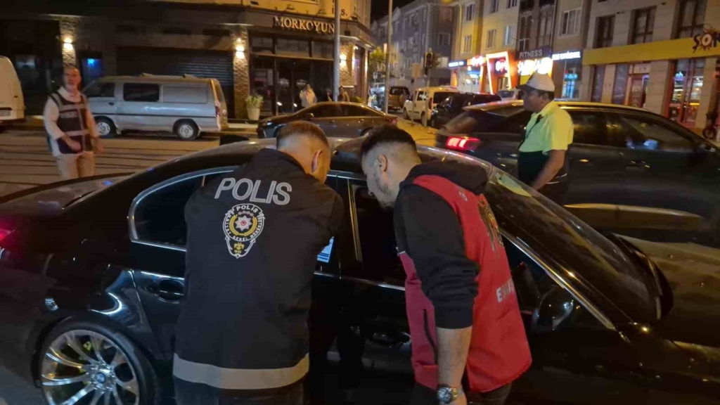 Eskişehir’de 25 polis ekibinin katılımı ile asayiş ve trafik uygulaması