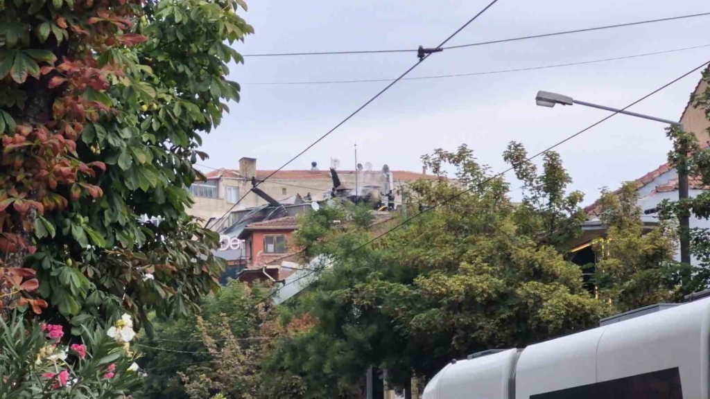 Eskişehir’de giyim mağazasının çatısında yangın çıktı