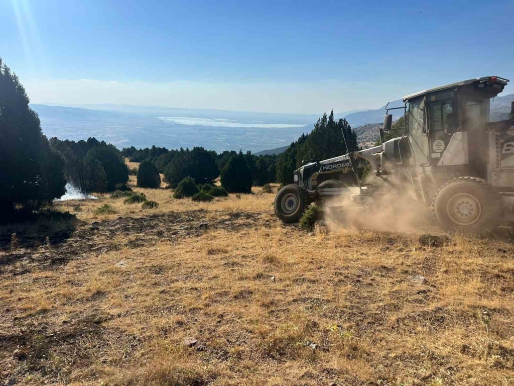 Dinar’da orman yangını