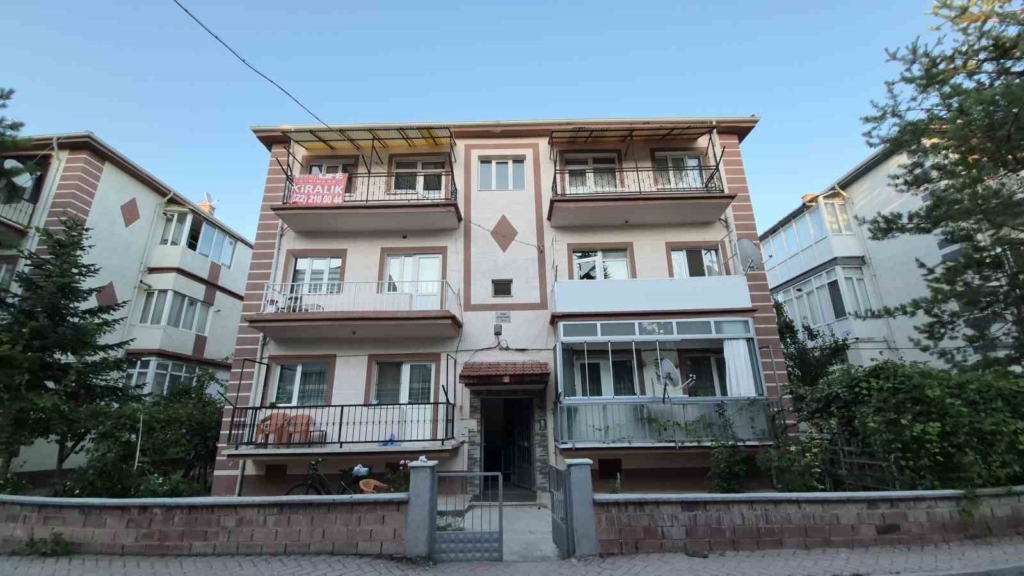 Kötü koku ihbarı ekipleri harekete geçirdi: Evinde ölü bulundu