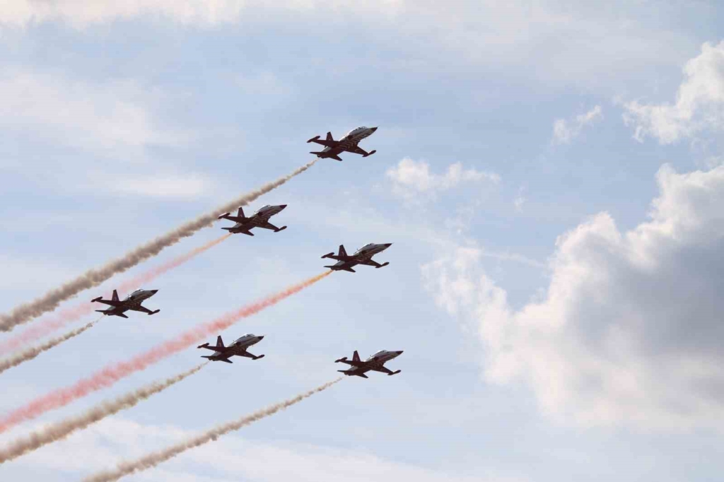 Eskişehir’de Türk Yıldızları gökyüzüne imza attı