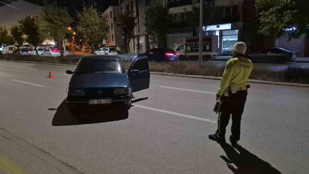 Polis ekiplerince durdurulan sürücü otomobilini terk edip kaçtı