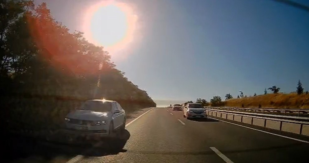 Güvenlik şeridini ihlal edip makas atan otomobil trafiği tehlikeye düşürdü