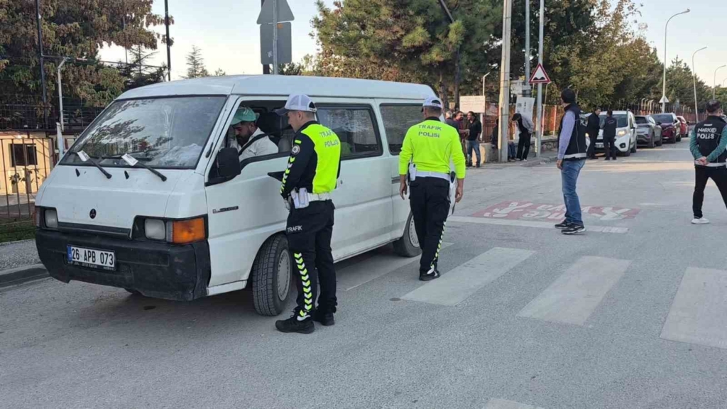 İl Emniyet Müdürlüğünden okul çevreleri ve servis araçlarına denetim