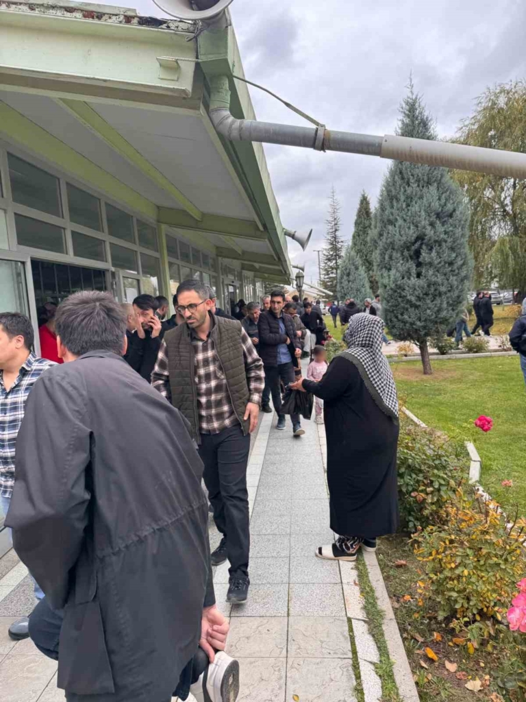 Cuma namazı çıkışında çöp poşeti ile dilendi