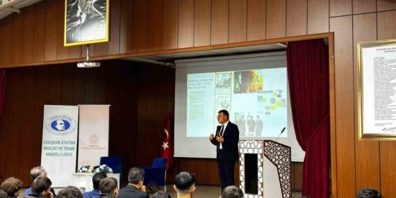 Prof. Dr. Mandal, mezunu olduğu okulda öğrencilerle buluştu
