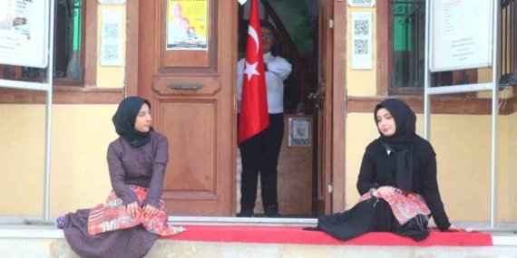 Eskişehir’de Cumhuriyet Bayramı gençlerin tiyatro gösterisiyle kutlandı