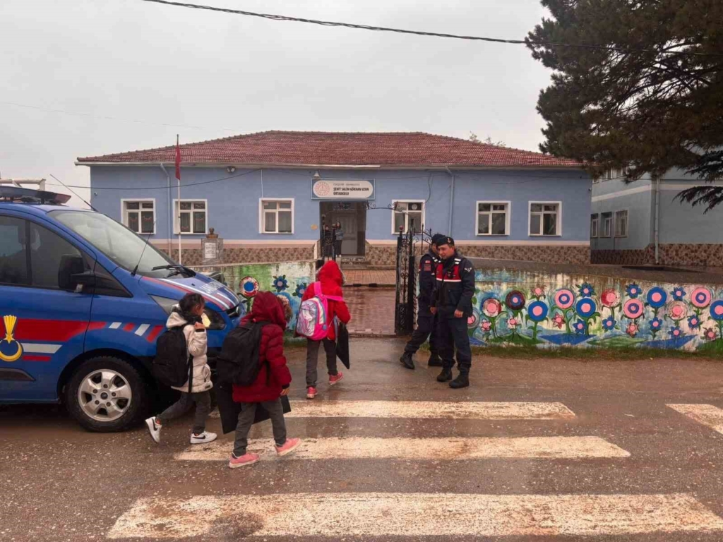 Eskişehir’de jandarmadan okul çevreleri ve servislere yönelik denetim