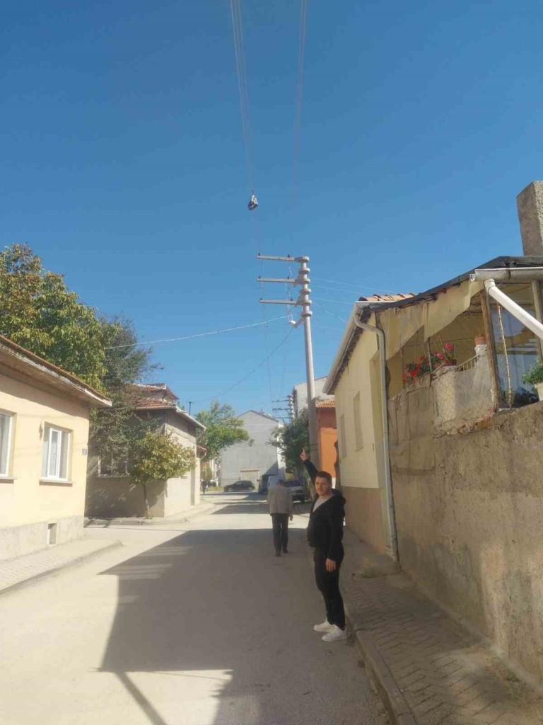 Yıllardır elektrik telinde duran bir çift botun sırrı çözülemiyor