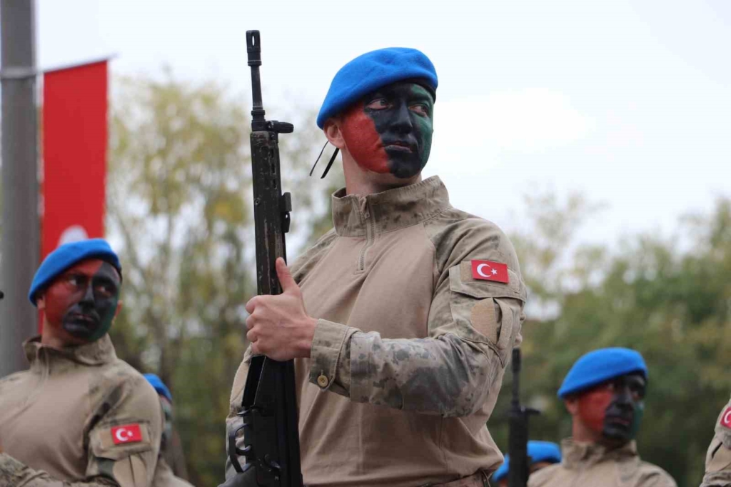 Eskişehir’de Cumhuriyet coşkusunda jandarma ve komandolar nefes kesti