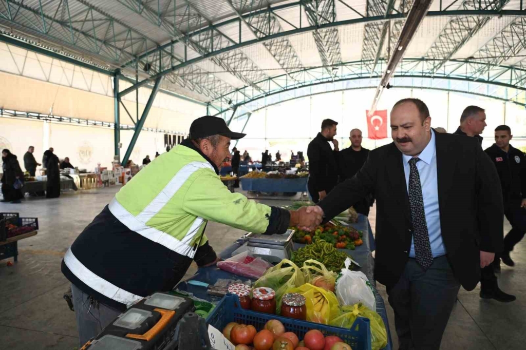 Başkan Hamamcı pazarda esnaf ve vatandaşlarla buluştu