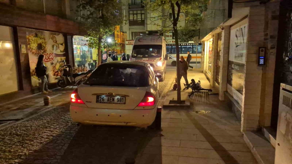 Kontrolden çıkan otomobil bankta oturan 2 çocuğa çarptı
